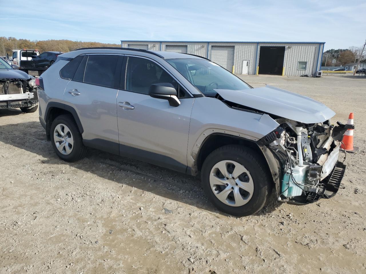 2020 Toyota RAV 4 VIN 2T3H1RFV9LW082057 Copart auction photo, front end / minor dent/scratches damage thumbnail 4