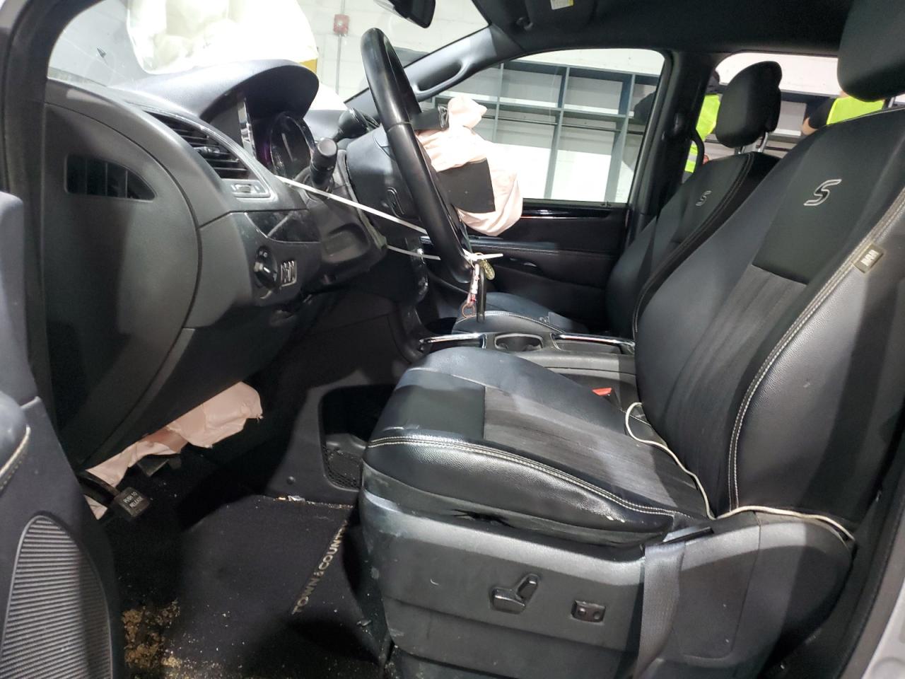 2015 Chrysler Town & Country VIN 2C4RC1HG2FR583983 Copart auction photo, front end / minor dent/scratches damage thumbnail 7