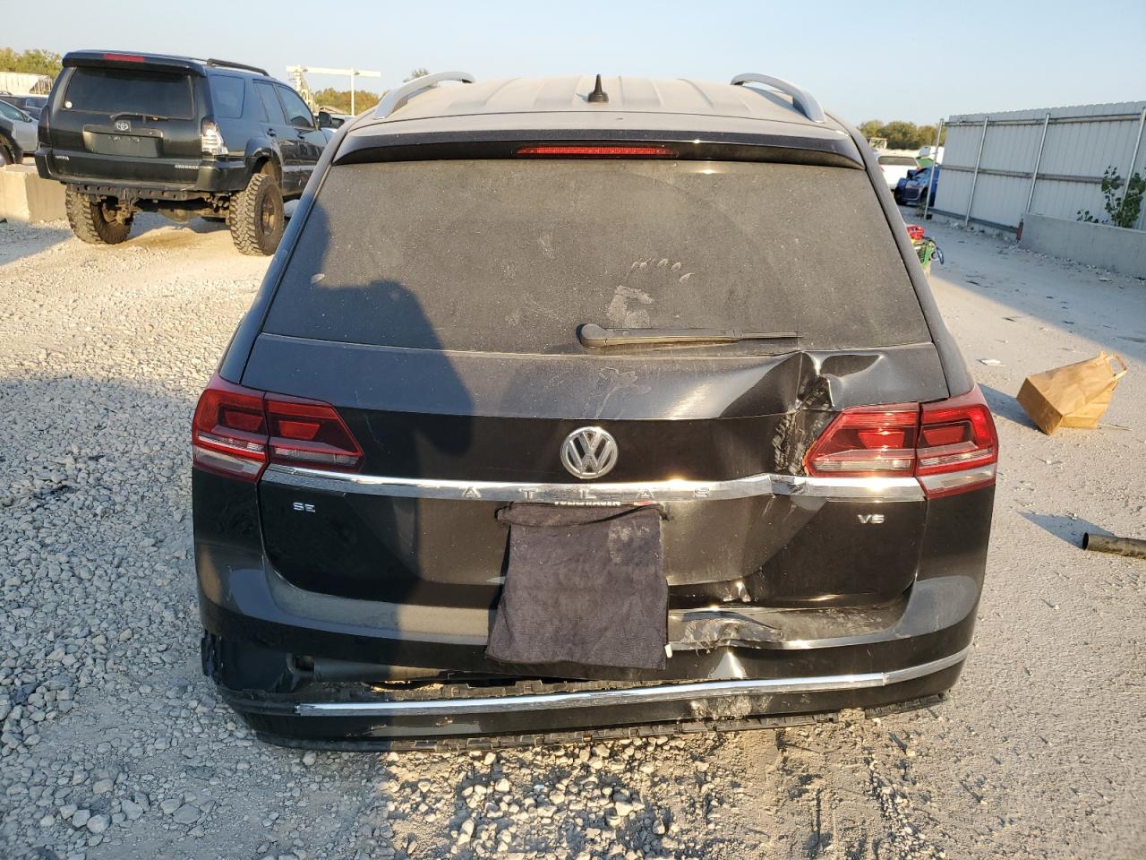2018 Volkswagen Atlas VIN 1V2FR2CA0JC551947 Copart auction photo, side / rear end damage thumbnail 6