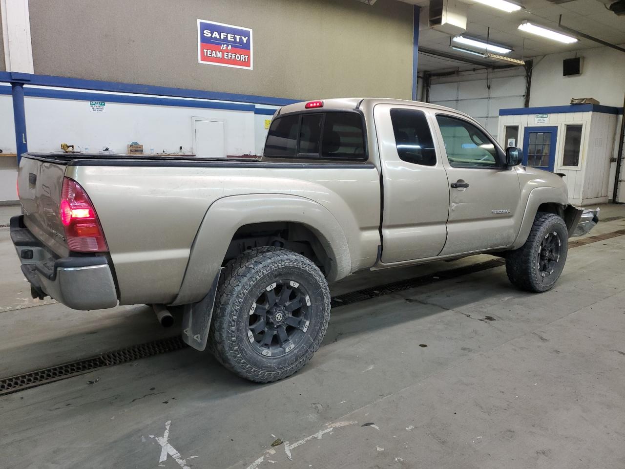 2007 Toyota Tacoma VIN 5TEUU42N27Z365666 Copart auction photo, all over damage thumbnail 3