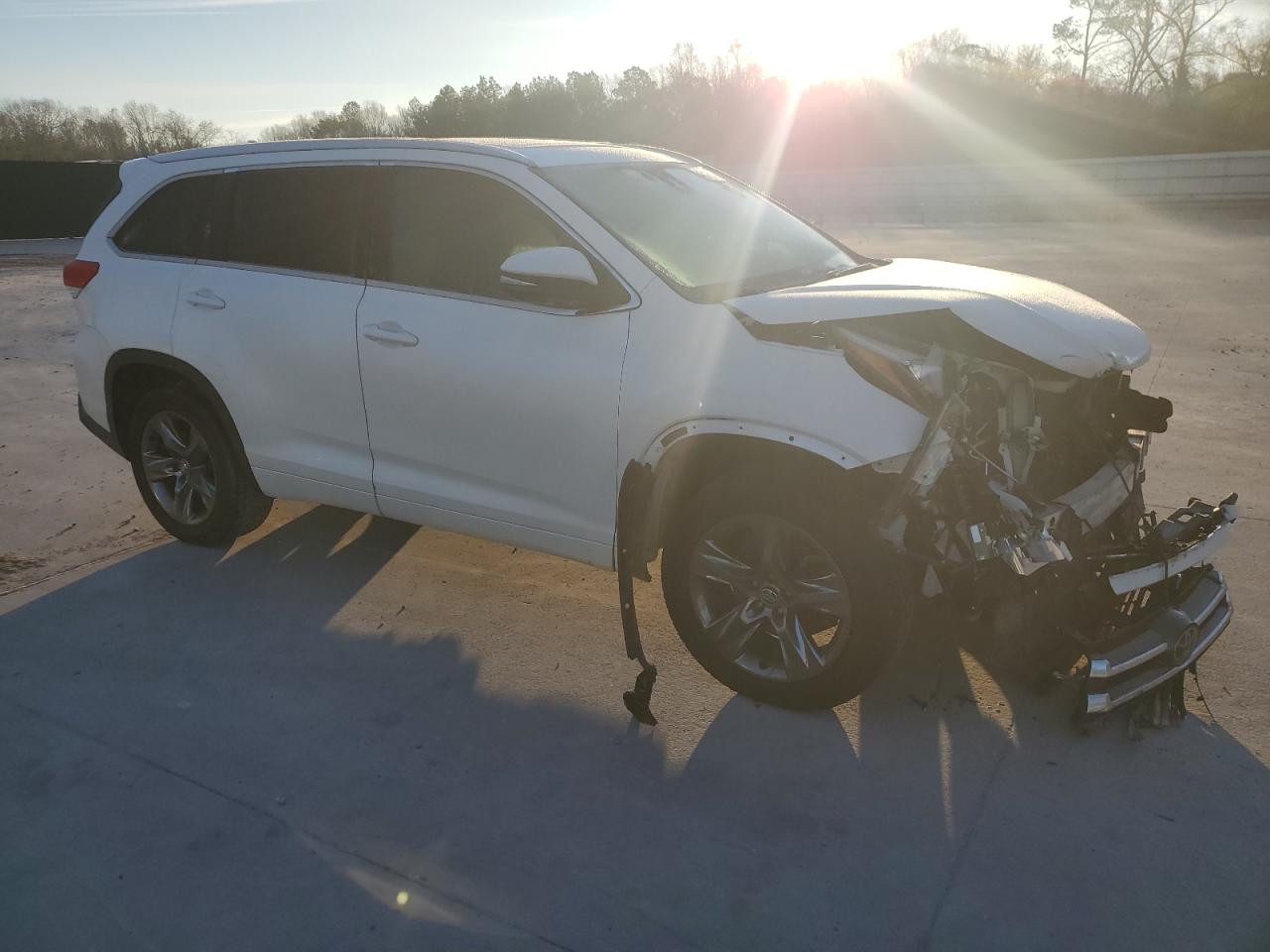 2017 Toyota Highlander VIN 5TDYZRFHXHS200662 Copart auction photo, front end / minor dent/scratches damage thumbnail 4