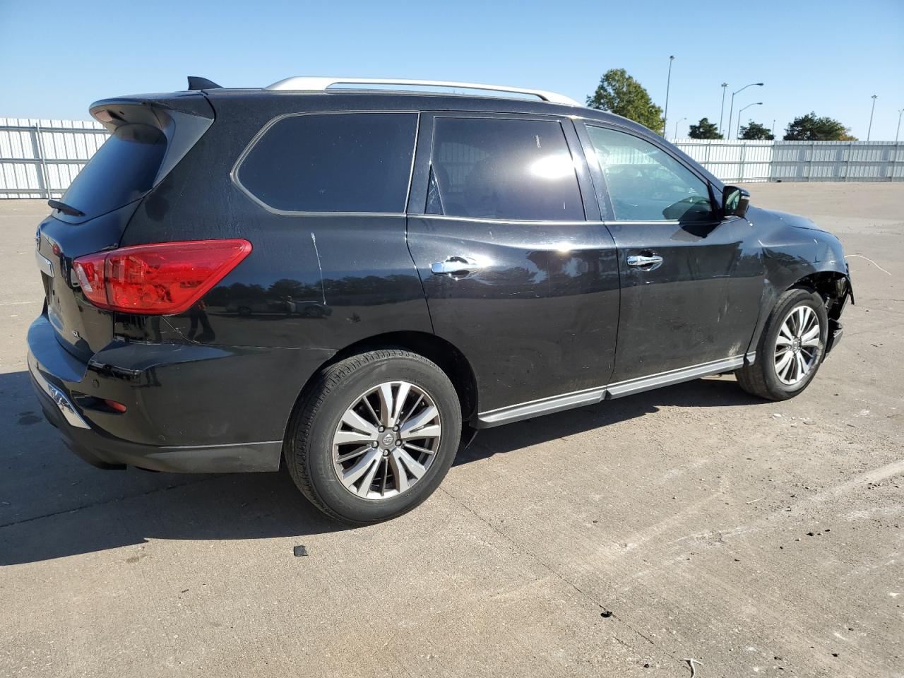 2019 Nissan Pathfinder VIN 5N1DR2MNXKC633272 Copart auction photo, front end / minor dent/scratches damage thumbnail 3