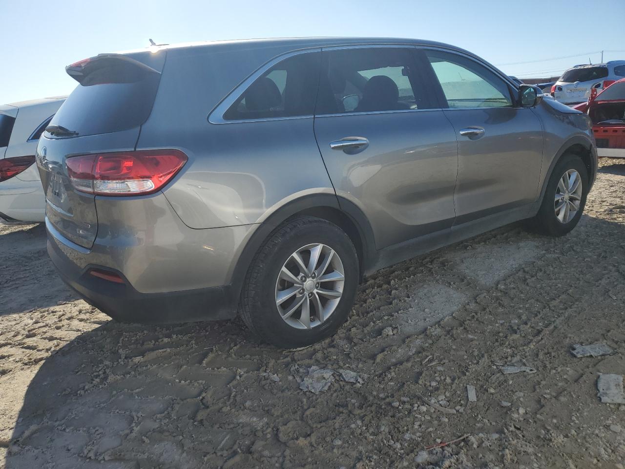 2018 KIA Sorento VIN 5XYPG4A36JG400554 Copart auction photo, burn damage thumbnail 3