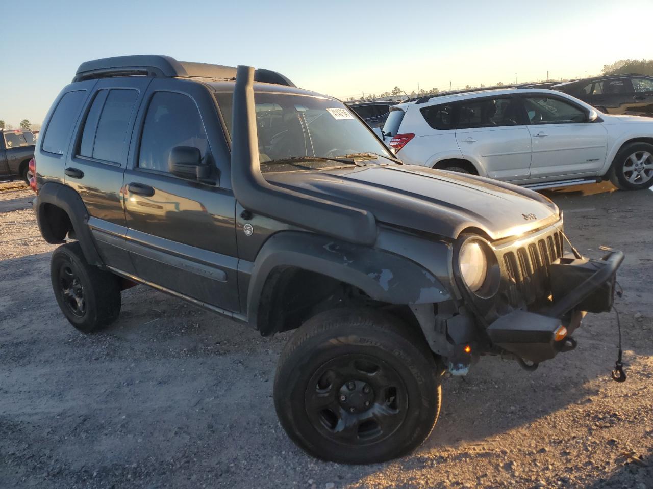 2005 Jeep Liberty (North America) VIN 1J4GL48K25W708462 Copart auction photo, all over damage thumbnail 4