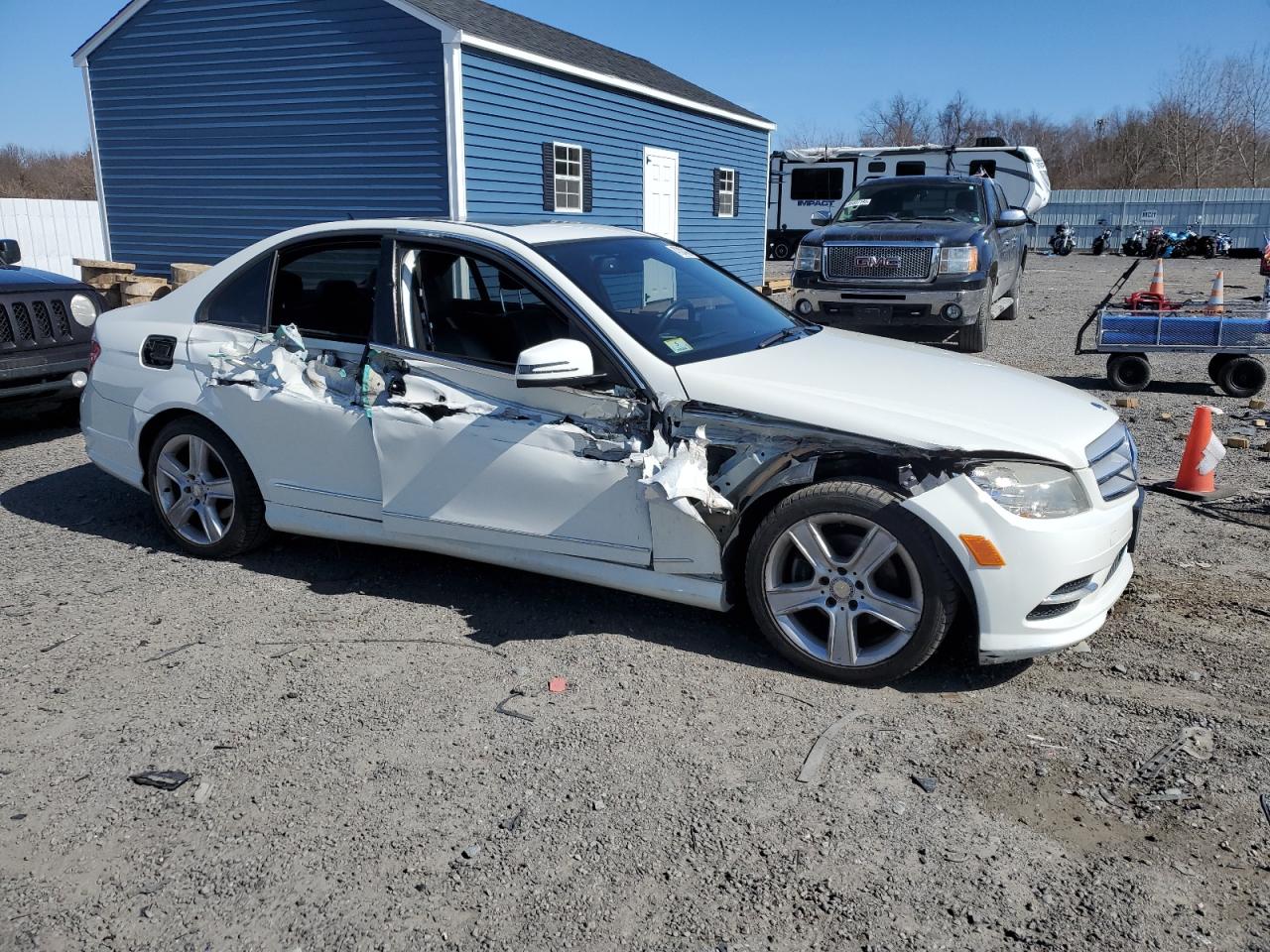 2011 Mercedes-Benz C-klasse VIN WDDGF8BB8BR185395 Copart auction photo, side / front end damage thumbnail 4