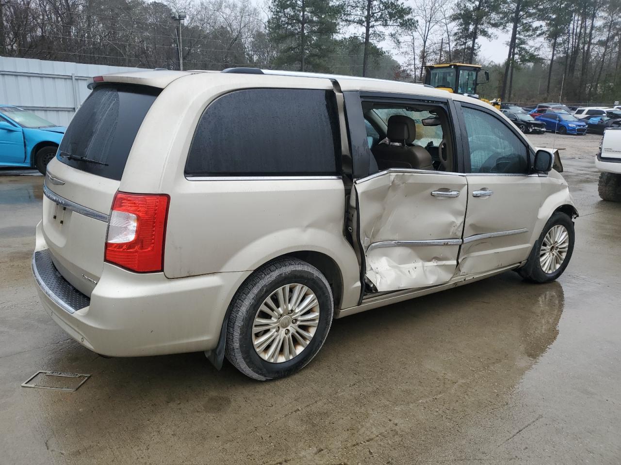 2013 Chrysler Town & Country VIN 2C4RC1GG1DR543389 Copart auction photo, all over damage thumbnail 3