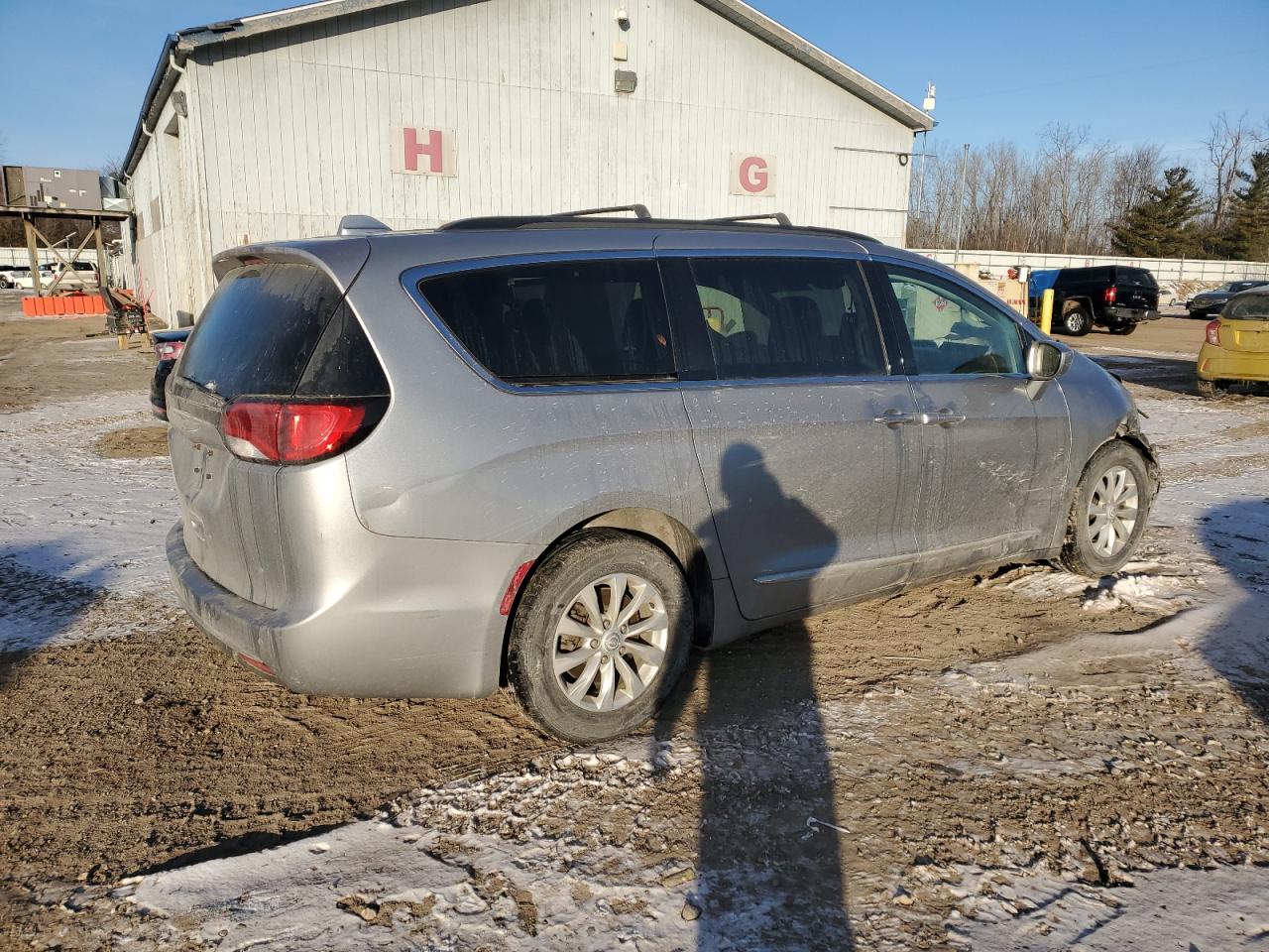 2017 Chrysler Pacifica VIN 2C4RC1BG2HR506655 Copart auction photo, front end / side damage thumbnail 3