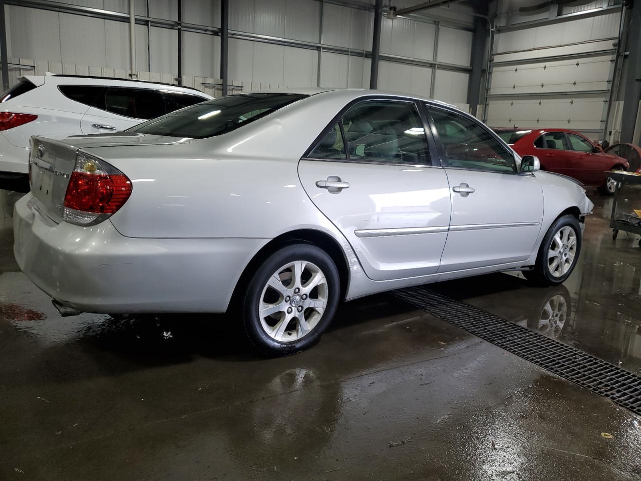 2005 Toyota Camry VIN 4T1BF32KX5U597662 Copart auction photo, front end / rear end damage thumbnail 3