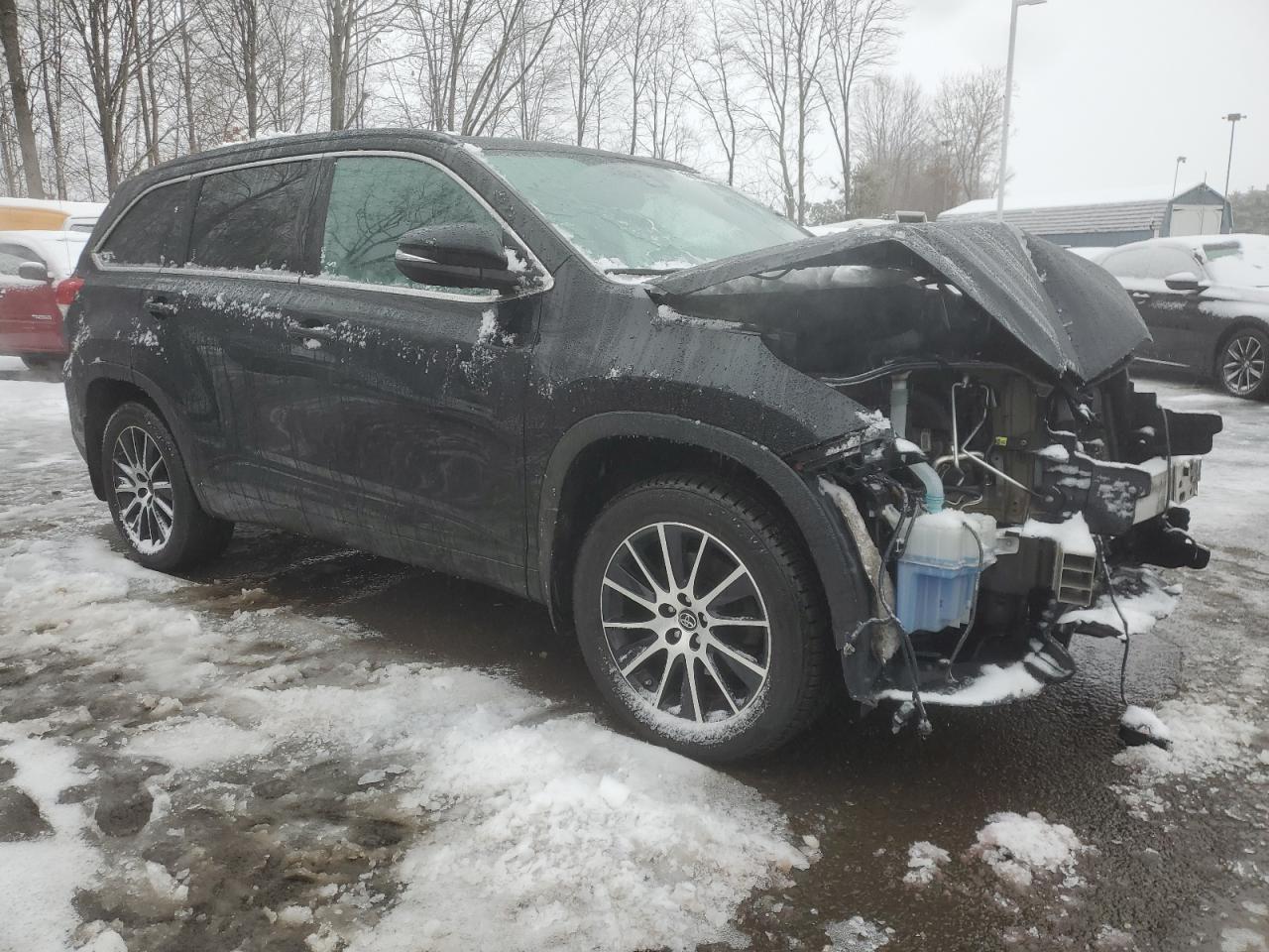 2017 Toyota Highlander VIN 5TDJZRFH6HS358188 Copart auction photo, front end / minor dent/scratches damage thumbnail 4