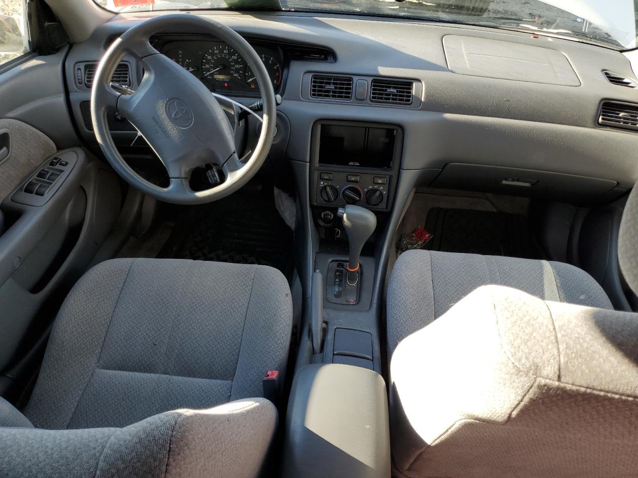 2000 Toyota Camry VIN JT2BG22K5Y0522352 Copart auction photo, front end / minor dent/scratches damage thumbnail 8