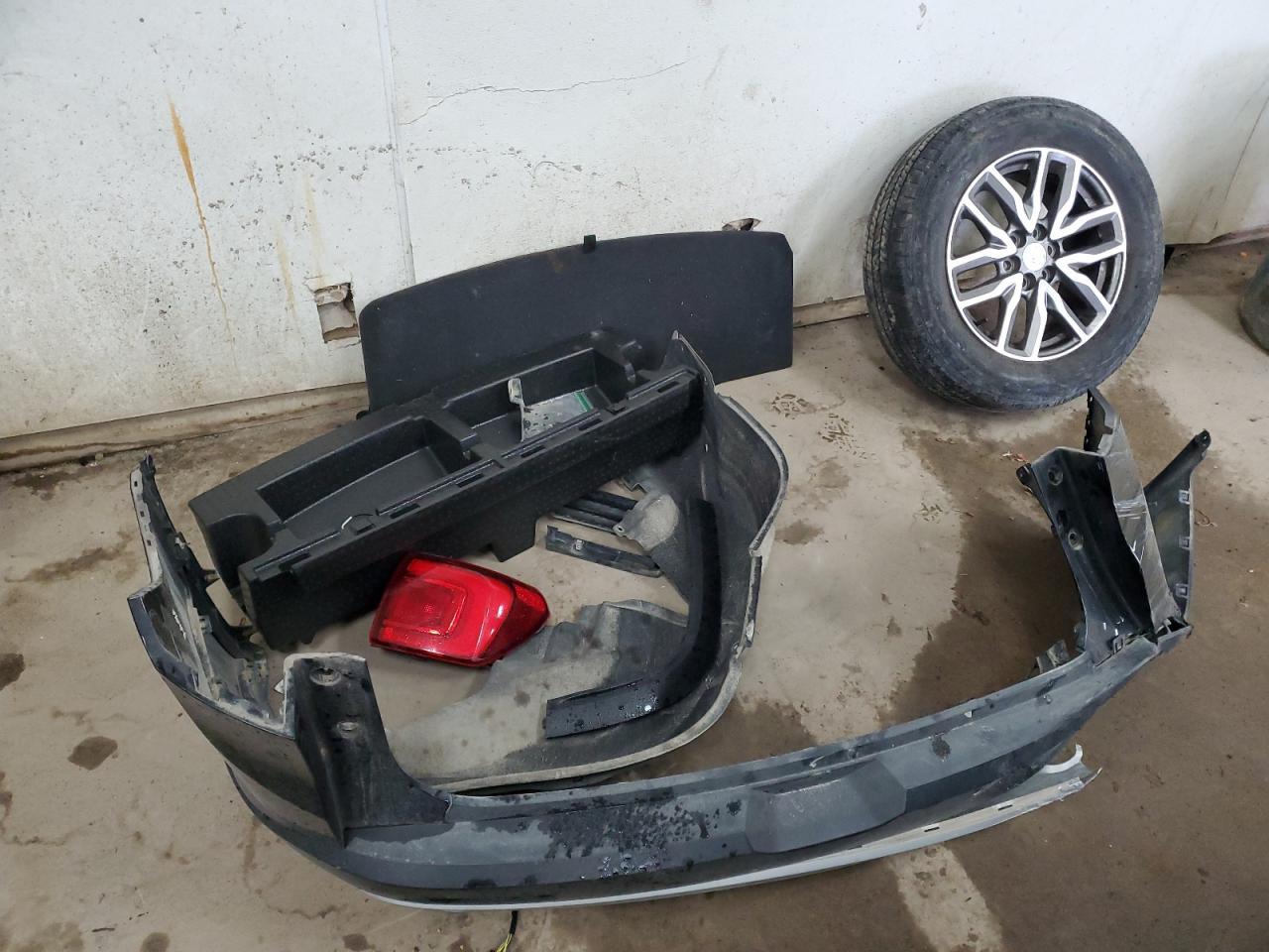 2019 GMC Acadia VIN 1GKKNLLS8KZ198533 Copart auction photo, rear end / minor dent/scratches damage thumbnail 13