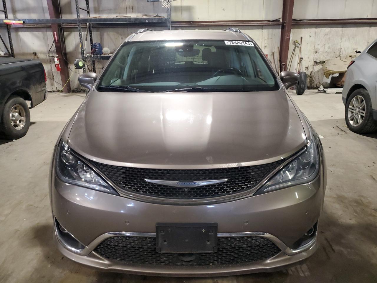 2018 Chrysler Pacifica VIN 2C4RC1BG4JR101015 Copart auction photo, front end / minor dent/scratches damage thumbnail 5