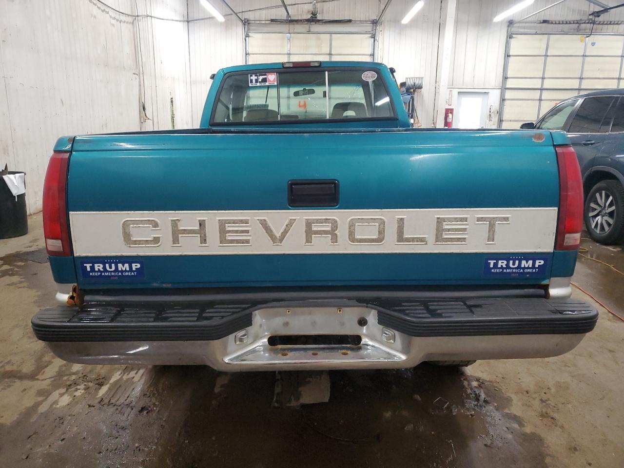 1994 Chevrolet GMT-400 VIN 1GCGK29K5RE176261 Copart auction photo, front end / side damage thumbnail 6