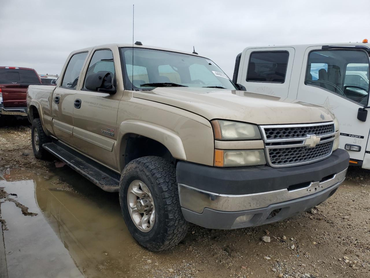 2005 Chevrolet Silverado VIN 1GCHK23215F869149 Copart auction photo, normal wear damage thumbnail 4