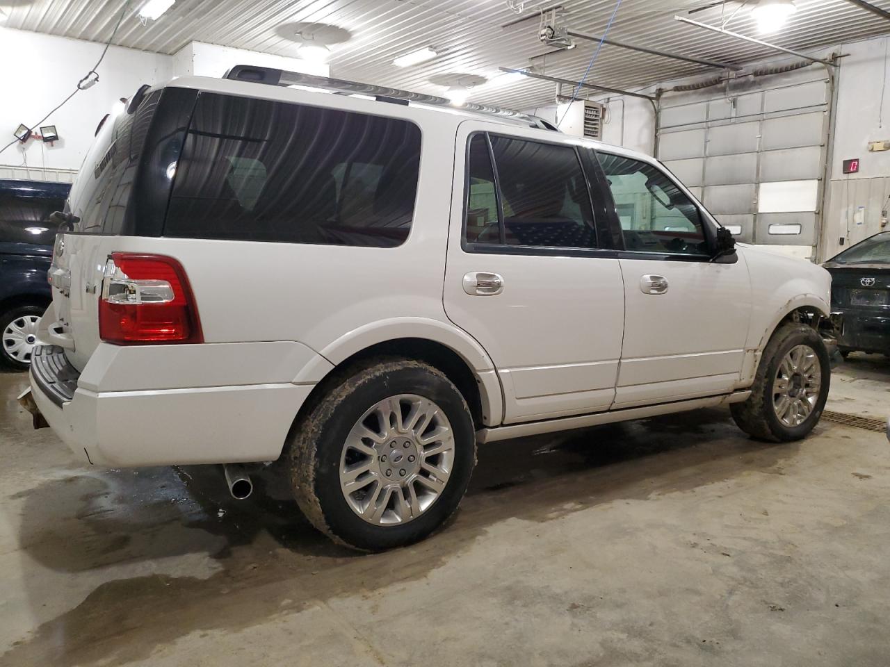 2014 Ford Expedition VIN 1FMJU2A56EEF28923 Copart auction photo, front end / minor dent/scratches damage thumbnail 3