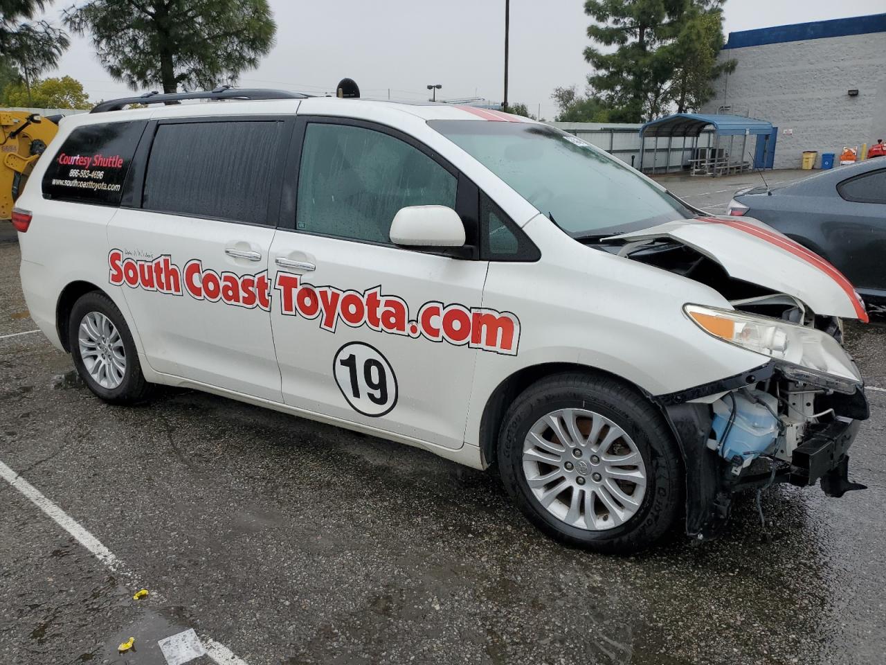 2015 Toyota Sienna VIN 5TDYK3DC2FS557484 Copart auction photo, front end damage thumbnail 4