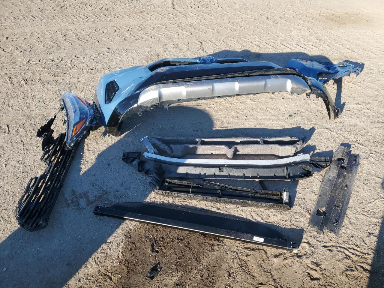 2022 Toyota RAV 4 VIN 4T3T6RFV3NU070288 Copart auction photo, front end / side damage thumbnail 15