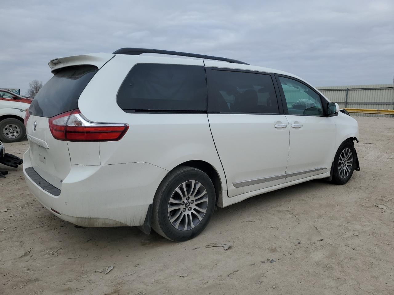 2018 Toyota Sienna VIN 5TDYZ3DC3JS901974 Copart auction photo, front end damage thumbnail 3