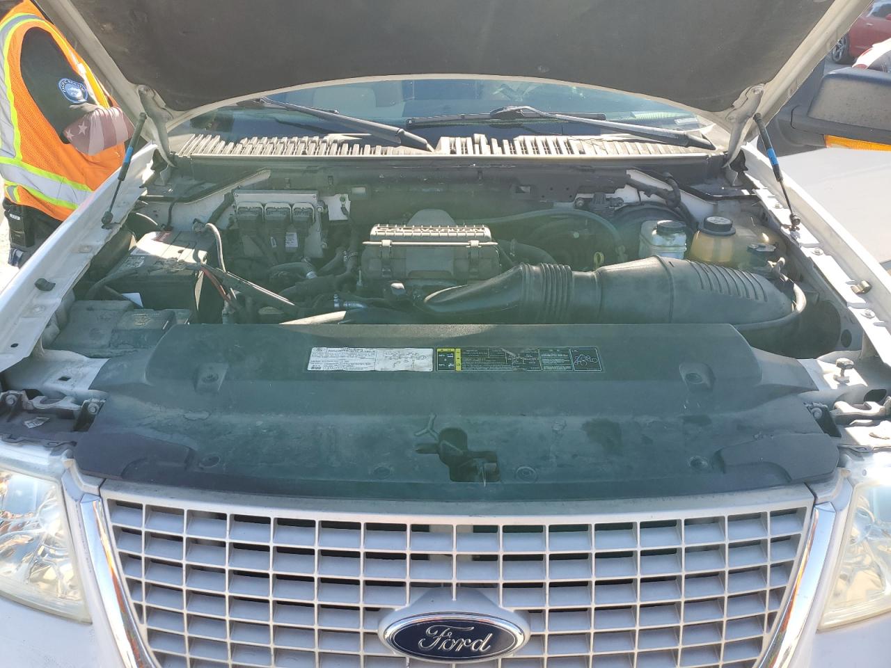 2005 Ford Expedition VIN 1FMPU17525LA63757 Copart auction photo, front end damage thumbnail 12