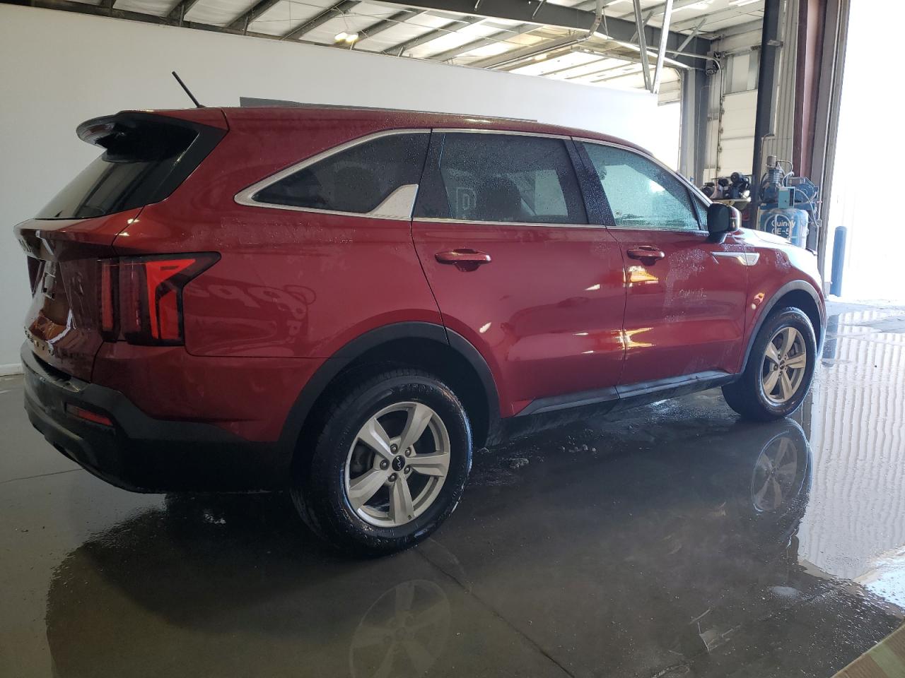 2022 KIA Sorento VIN 5XYRGDLC0NG077680 Copart auction photo, front end damage thumbnail 3