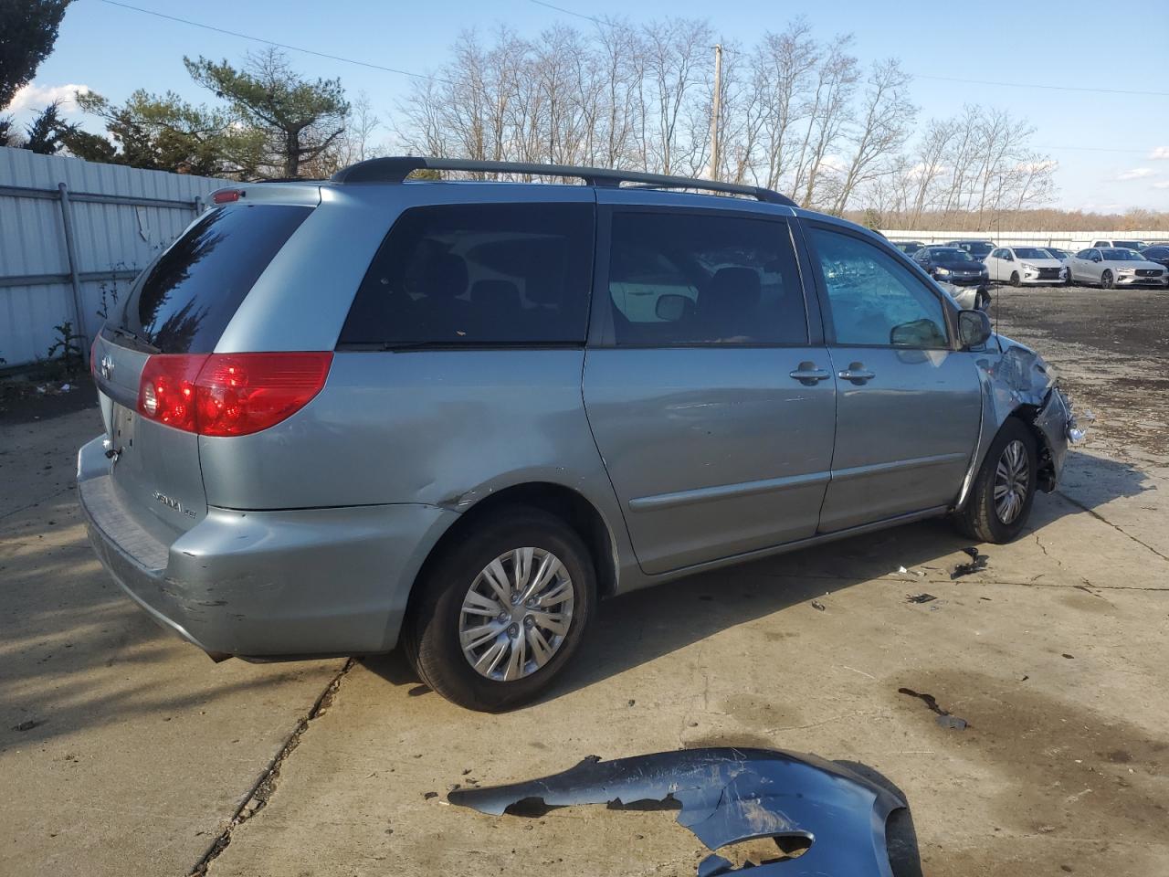 2007 Toyota Sienna VIN 5TDZK23C87S008387 Copart auction photo, front end / minor dent/scratches damage thumbnail 3