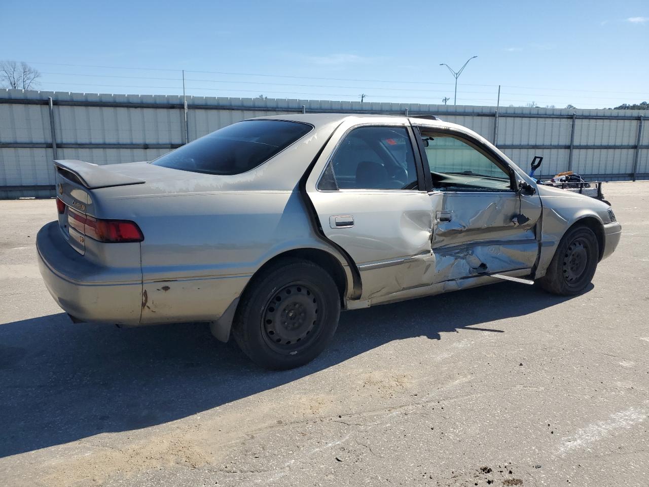 1998 Toyota Camry VIN JT2BF22K1W0137273 Copart auction photo, side / front end damage thumbnail 3