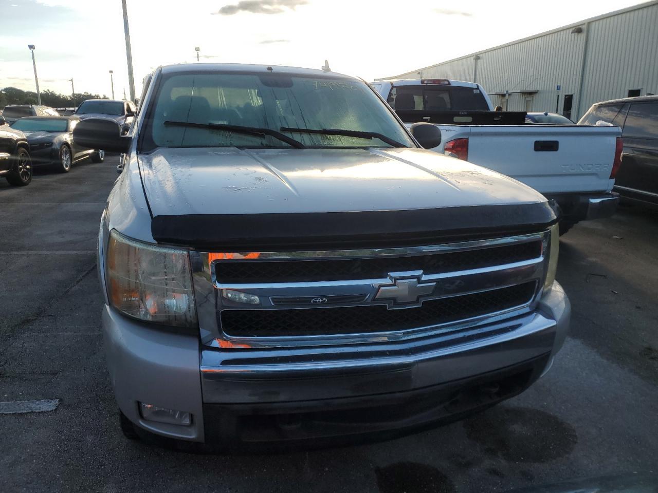 2007 Chevrolet Silverado VIN 2GCEK133971718110 Copart auction photo, water/flood damage thumbnail 5