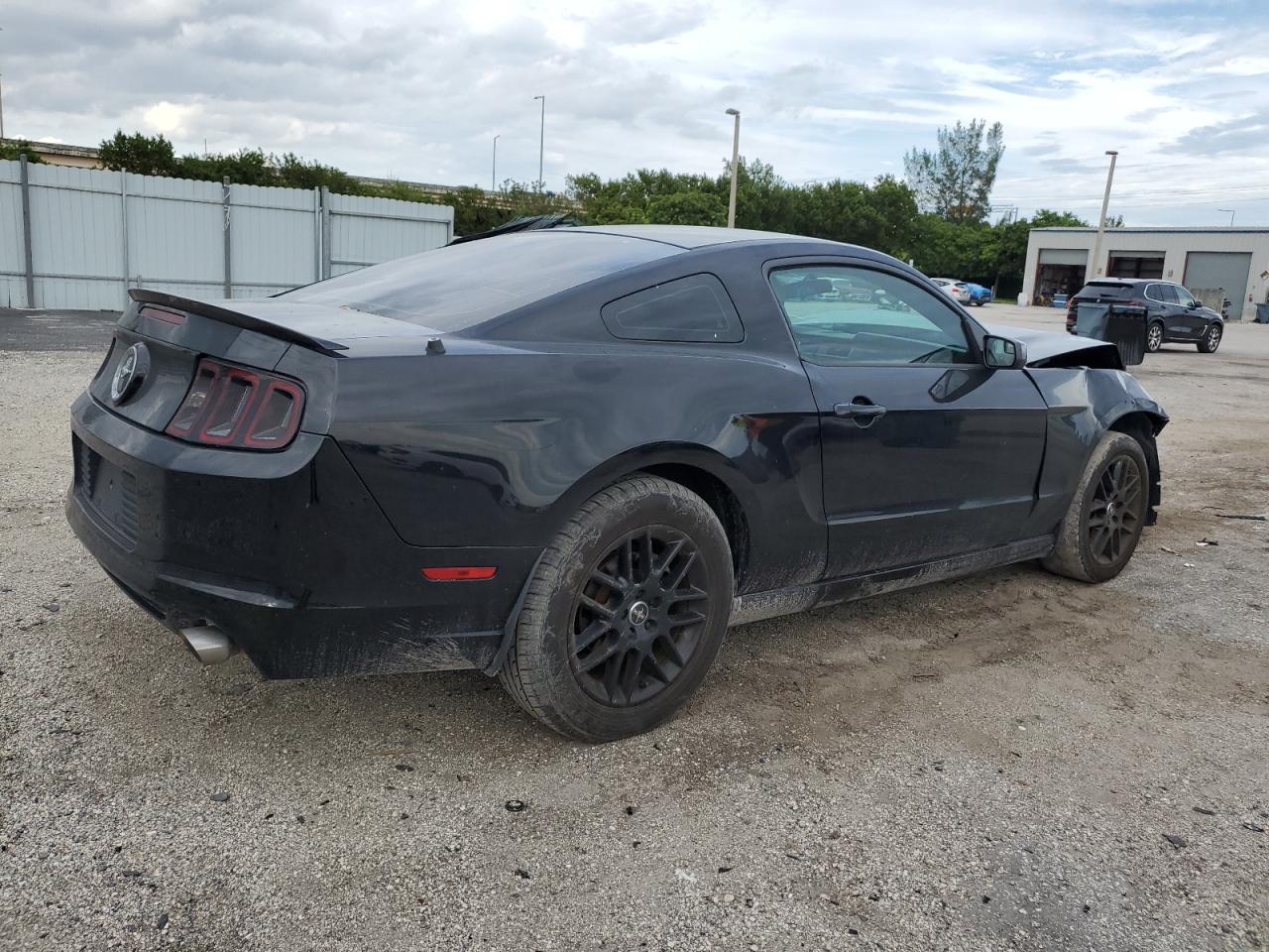 2014 Ford Mustang VIN 1ZVBP8AM3E5327441 Copart auction photo, front end damage thumbnail 3