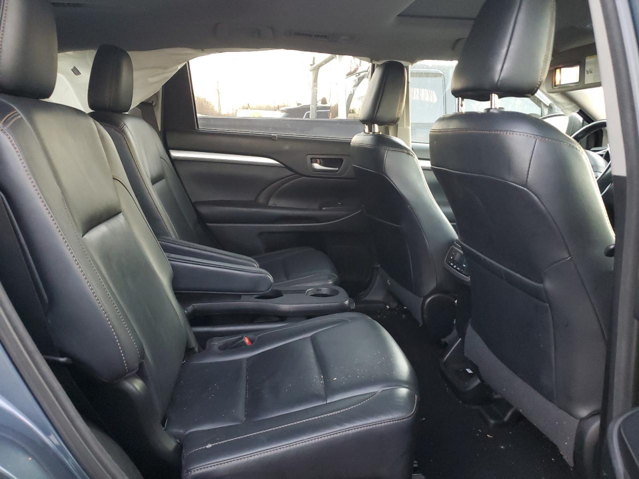 2017 Toyota Highlander VIN 5TDJZRFHXHS423804 Copart auction photo, side / minor dent/scratches damage thumbnail 11
