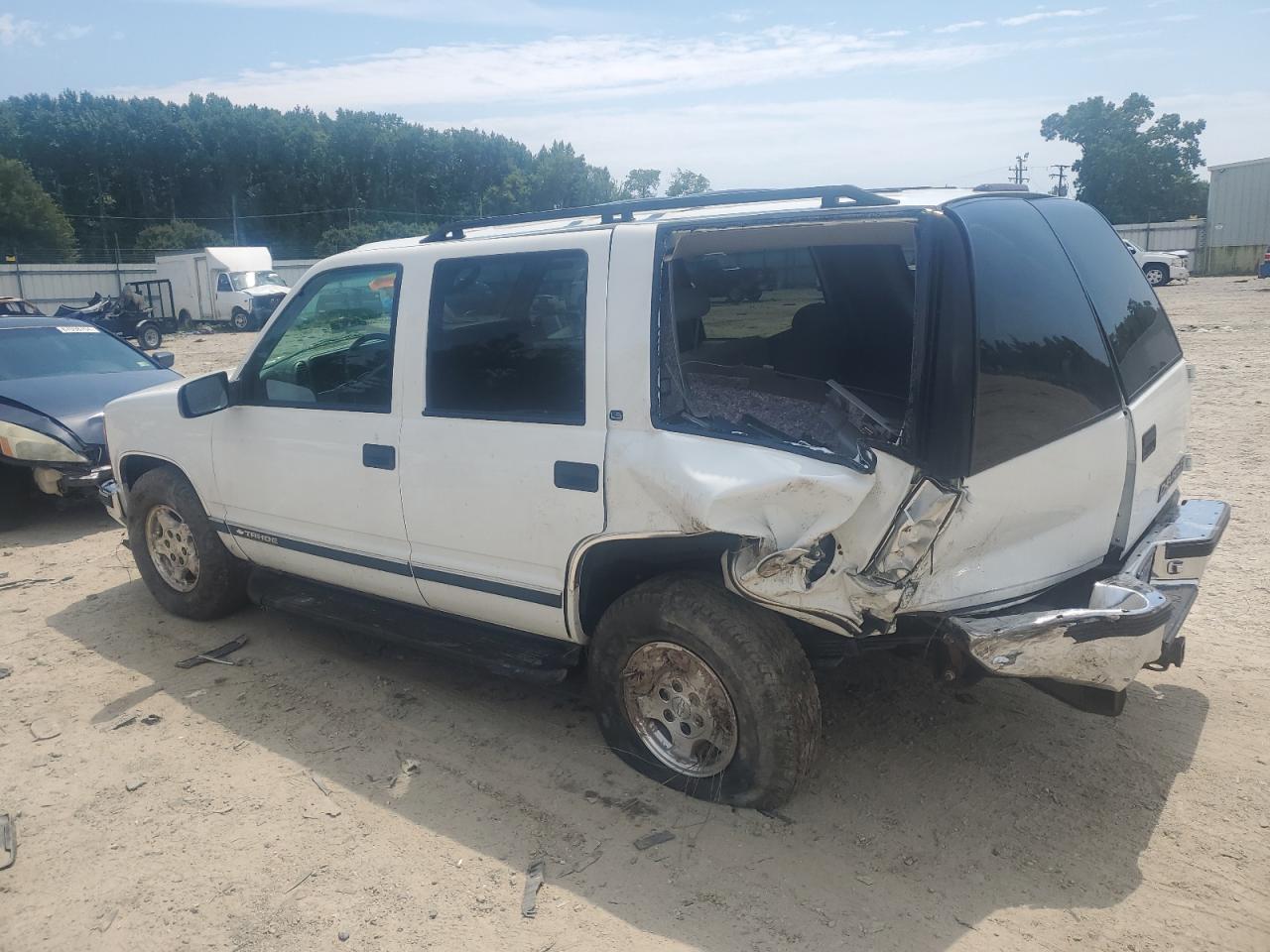 1999 Chevrolet Tahoe VIN 1GNEK13R0XJ440747 Copart auction photo, rear end / minor dent/scratches damage thumbnail 2