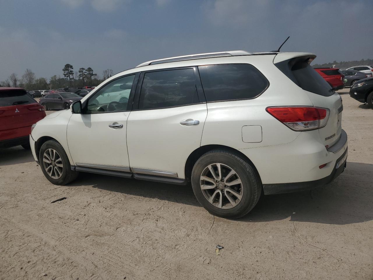 2015 Nissan Pathfinder VIN 5N1AR2MN4FC645328 Copart auction photo, front end / minor dent/scratches damage thumbnail 2