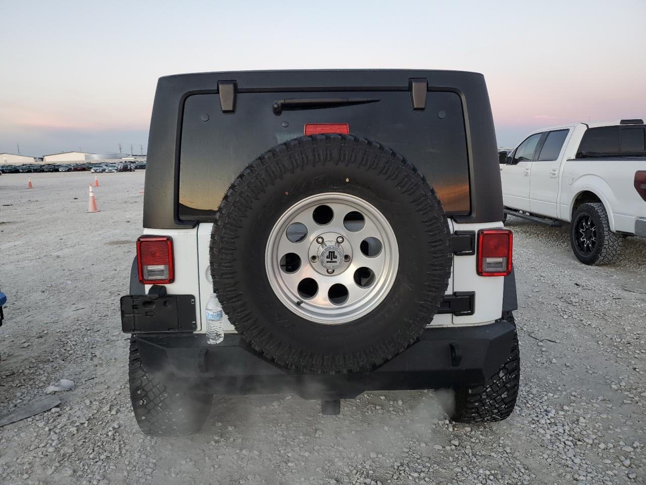 2017 Jeep Wrangler VIN 1C4BJWDG8HL716297 Copart auction photo, minor dent/scratches damage thumbnail 6