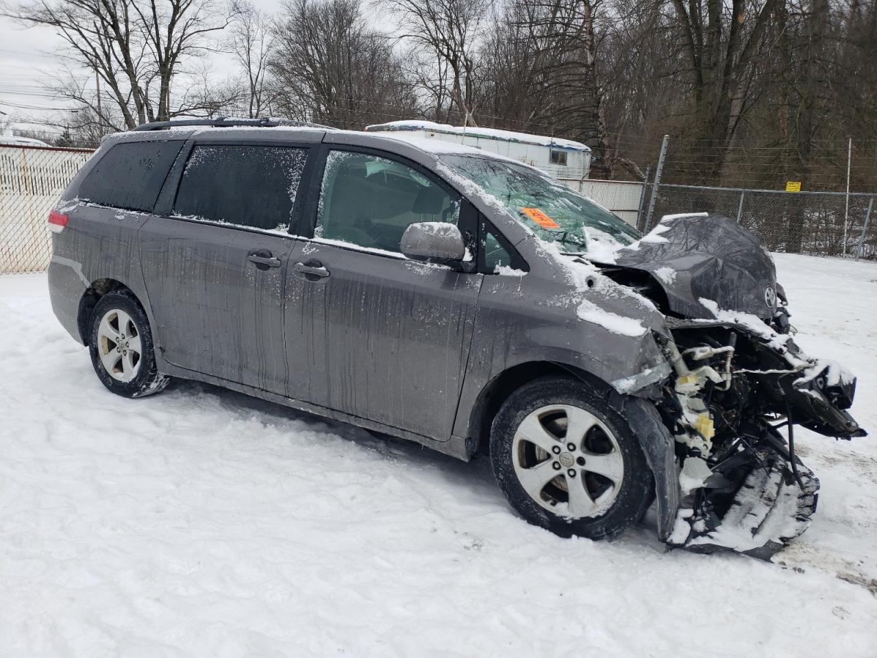 2011 Toyota Sienna VIN 5TDKK3DC9BS091388 Copart auction photo, front end / side damage thumbnail 4