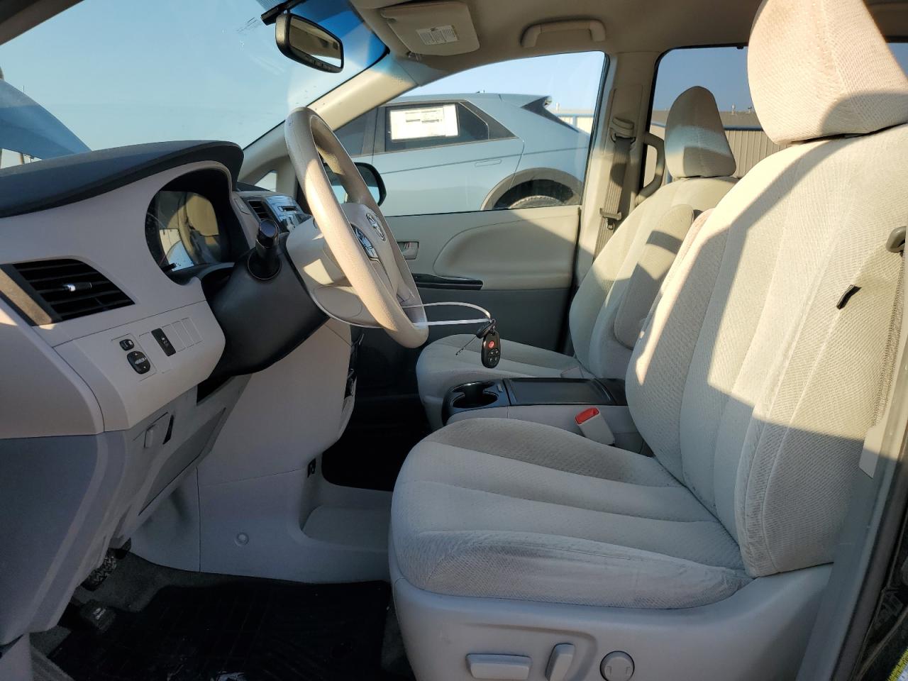 2014 Toyota Sienna VIN 5TDKK3DC7ES486089 Copart auction photo, front end / minor dent/scratches damage thumbnail 7