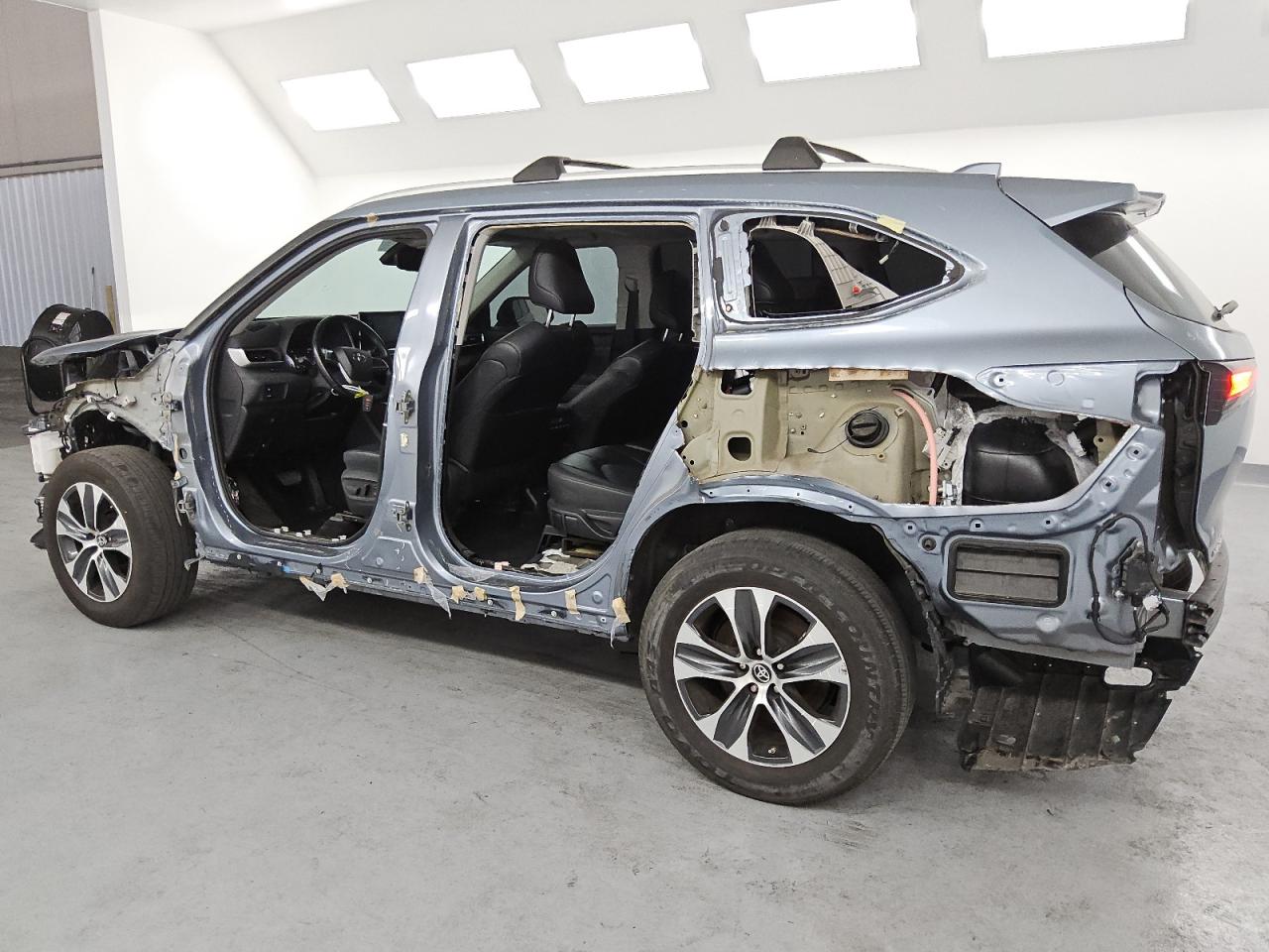 2022 Toyota Highlander VIN 5TDHBRCH3NS094558 Copart auction photo, side / front end damage thumbnail 2
