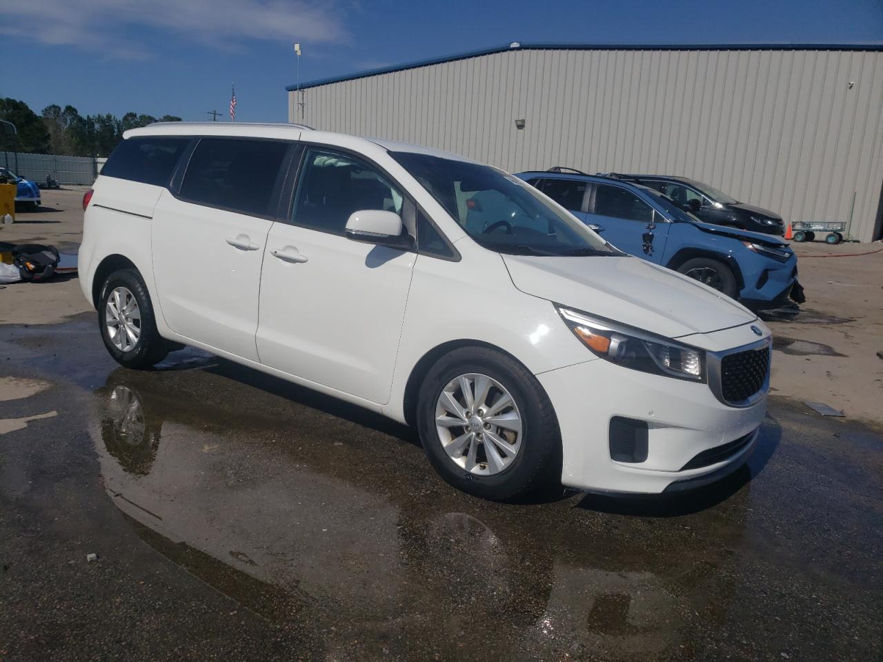 2017 KIA Sedona VIN KNDMB5C18H6331057 Copart auction photo, front end / side damage thumbnail 4