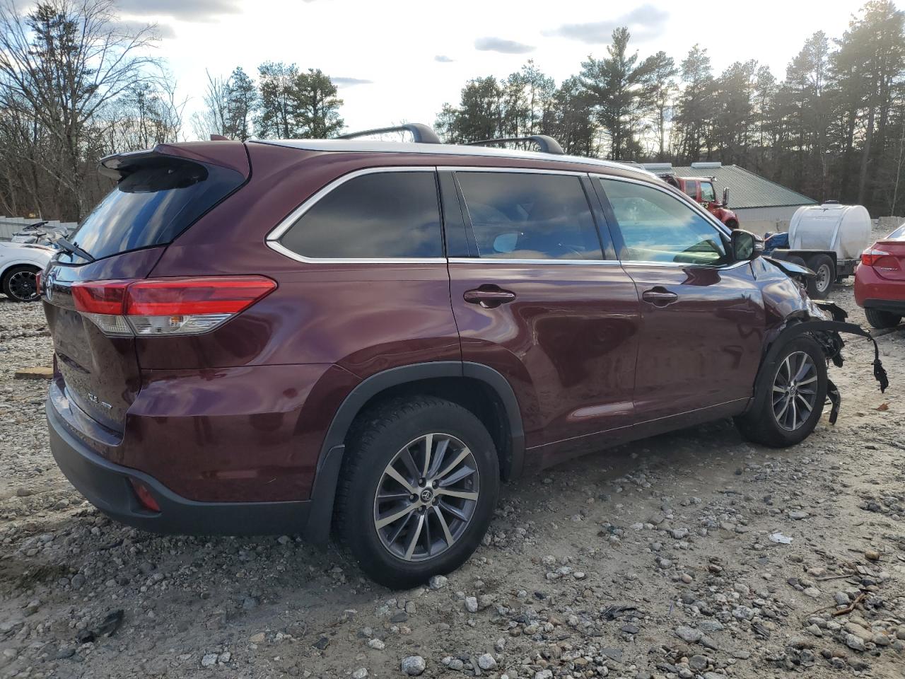 2017 Toyota Highlander VIN 5TDJZRFH8HS462052 Copart auction photo, front end / side damage thumbnail 3