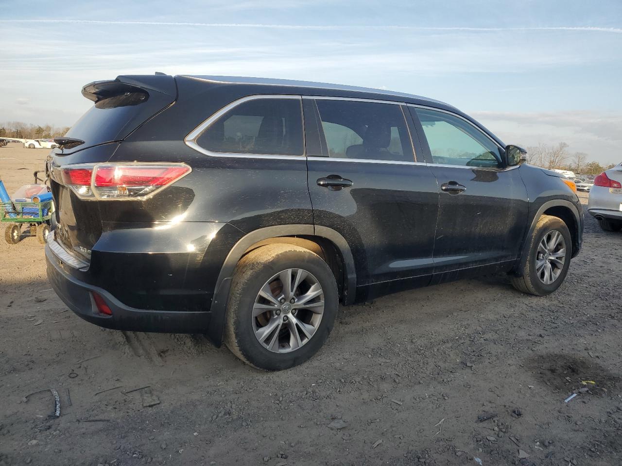 2015 Toyota Highlander VIN 5TDJKRFH8FS134633 Copart auction photo, front end / rear end damage thumbnail 3