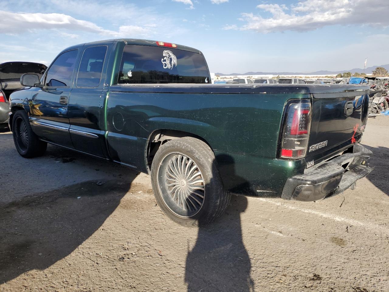 2004 GMC Sierra VIN 2GTEC19V841314555 Copart auction photo, rear end / side damage thumbnail 2