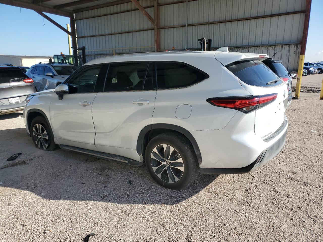 2022 Toyota Highlander VIN 5TDGZRAH8NS546532 Copart auction photo, side / front end damage thumbnail 2