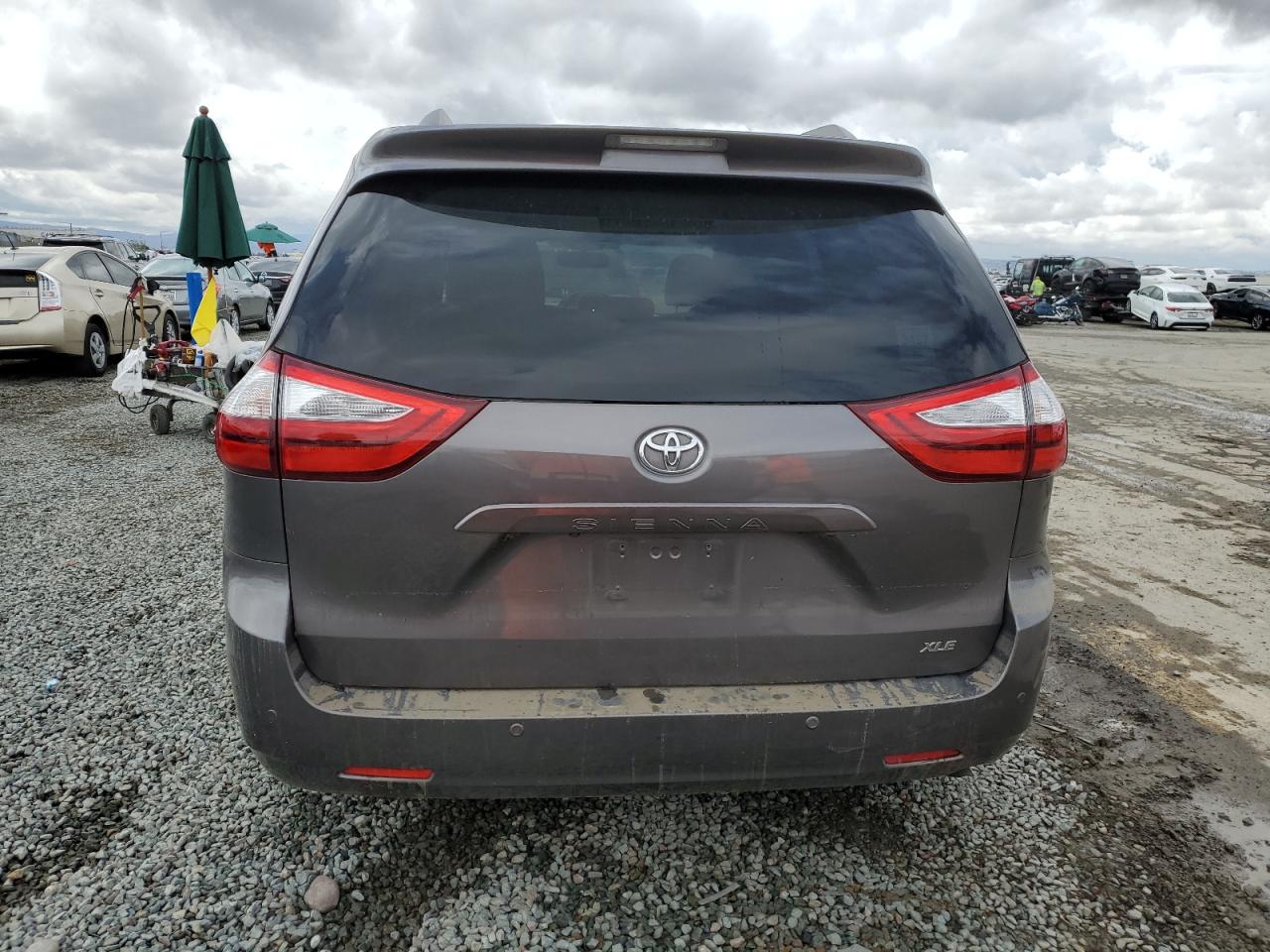 2017 Toyota Sienna VIN 5TDYZ3DC4HS822338 Copart auction photo, water/flood / minor dent/scratches damage thumbnail 6