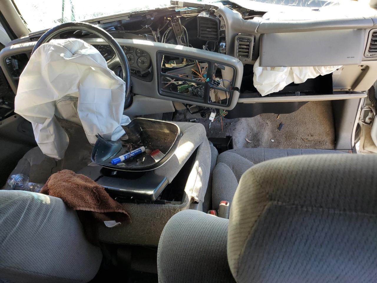 2002 GMC Yukon VIN 3GKEC16Z92G209569 Copart auction photo, all over / minor dent/scratches damage thumbnail 8