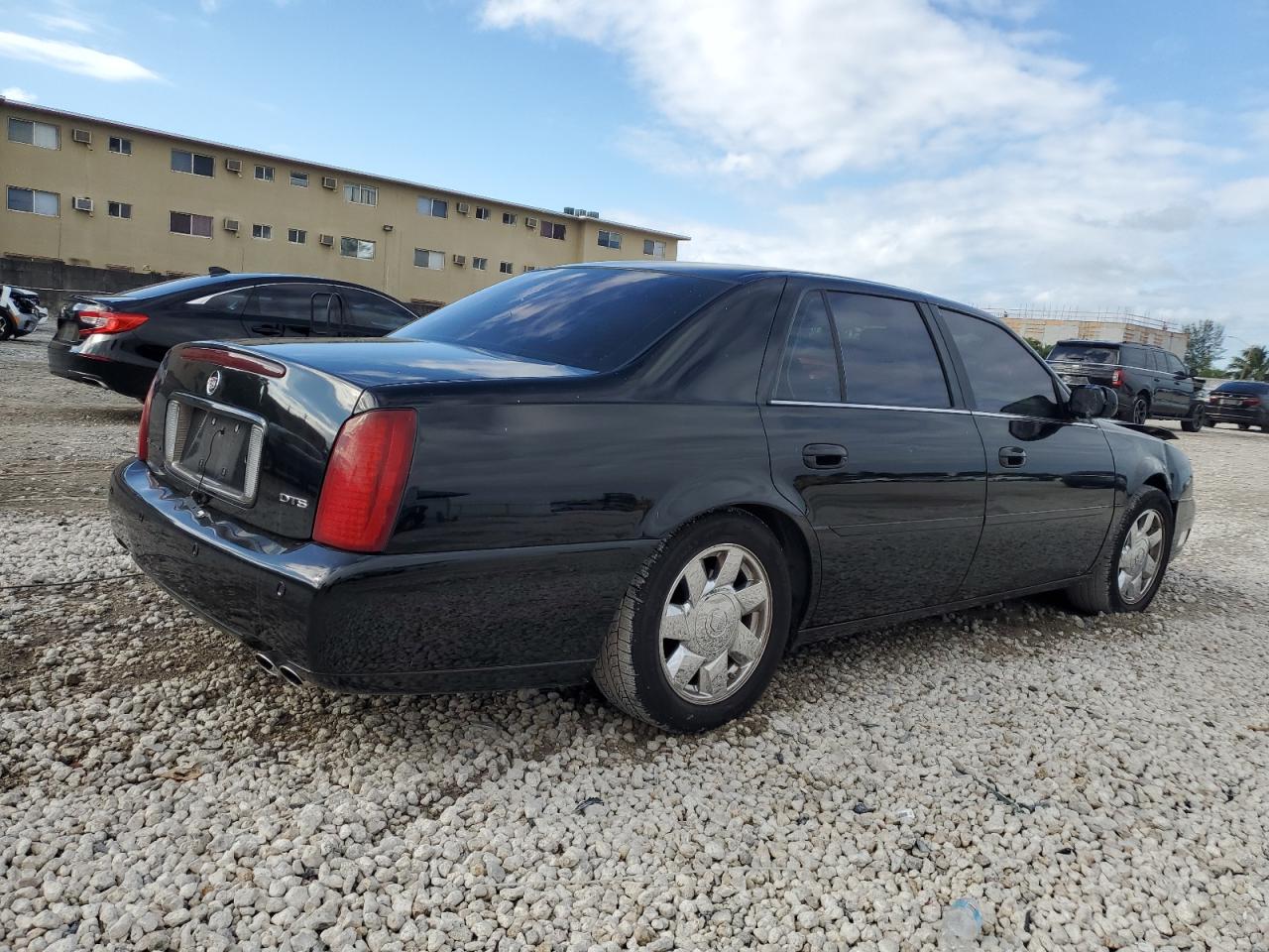 2002 Cadillac De Ville VIN 1G6KF57962U233811 Copart auction photo, front end / minor dent/scratches damage thumbnail 3
