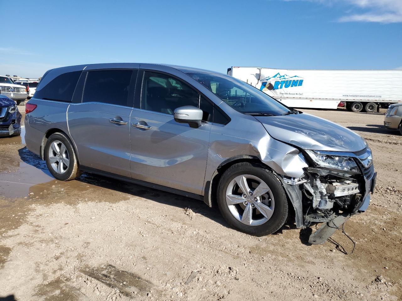 2020 Honda Odyssey VIN 5FNRL6H73LB058046 Copart auction photo, front end / minor dent/scratches damage thumbnail 4