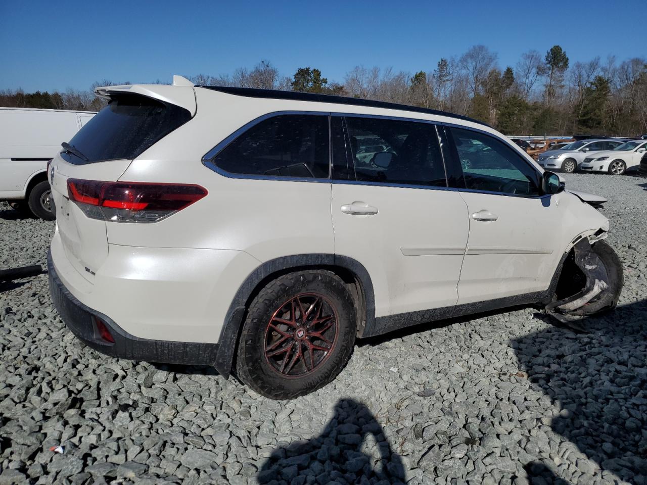 2019 Toyota Highlander VIN 5TDJZRFH5KS607037 Copart auction photo, front end / minor dent/scratches damage thumbnail 3