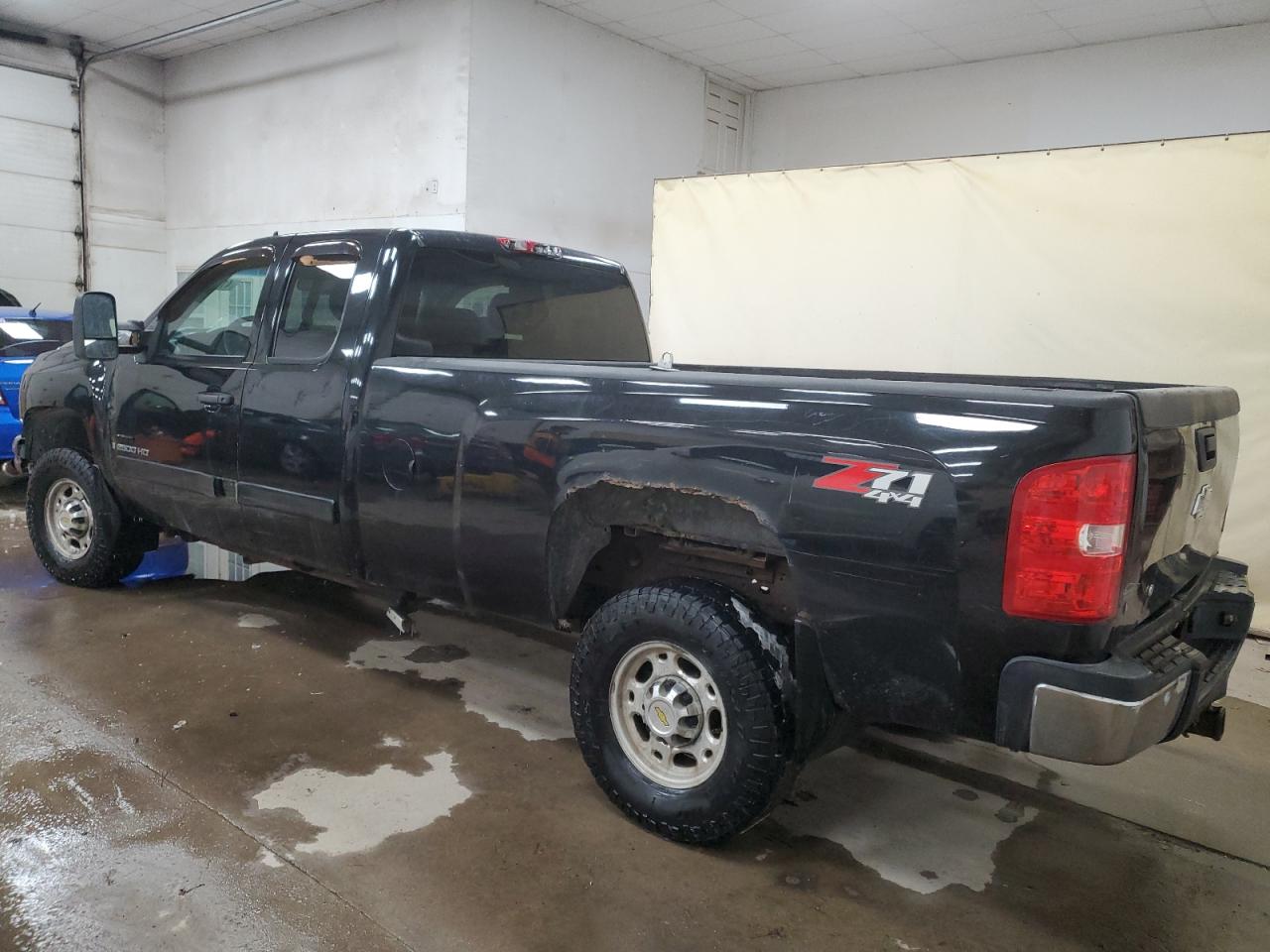 2008 Chevrolet Silverado VIN 1GCHK29668E164240 Copart auction photo, front end / side damage thumbnail 2