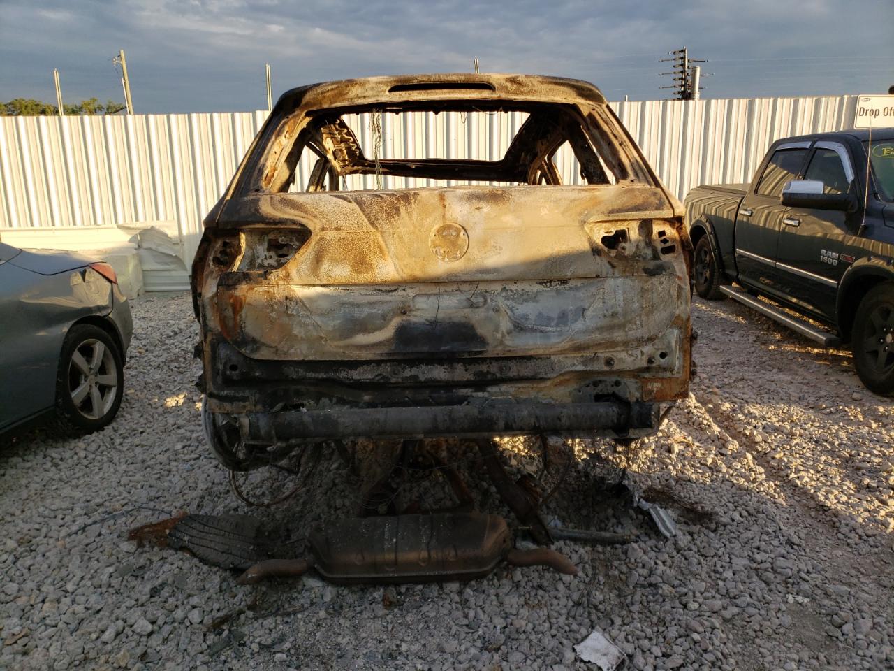 2018 Volkswagen Tiguan VIN 3VV4B7AX4JM174637 Copart auction photo, burn damage thumbnail 6