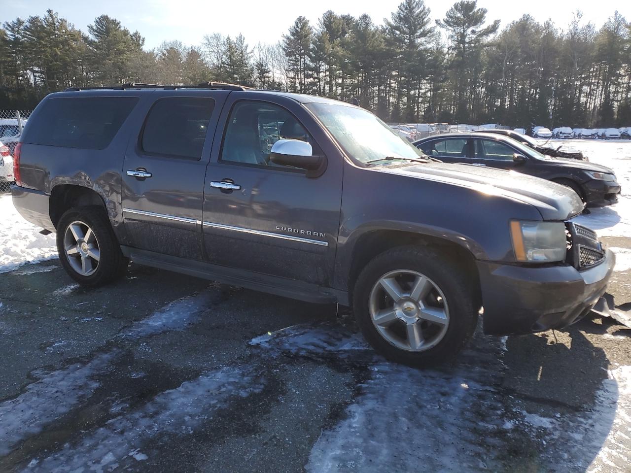 2011 Chevrolet Suburban VIN 1GNSKKE33BR197561 Copart auction photo, front end / minor dent/scratches damage thumbnail 4