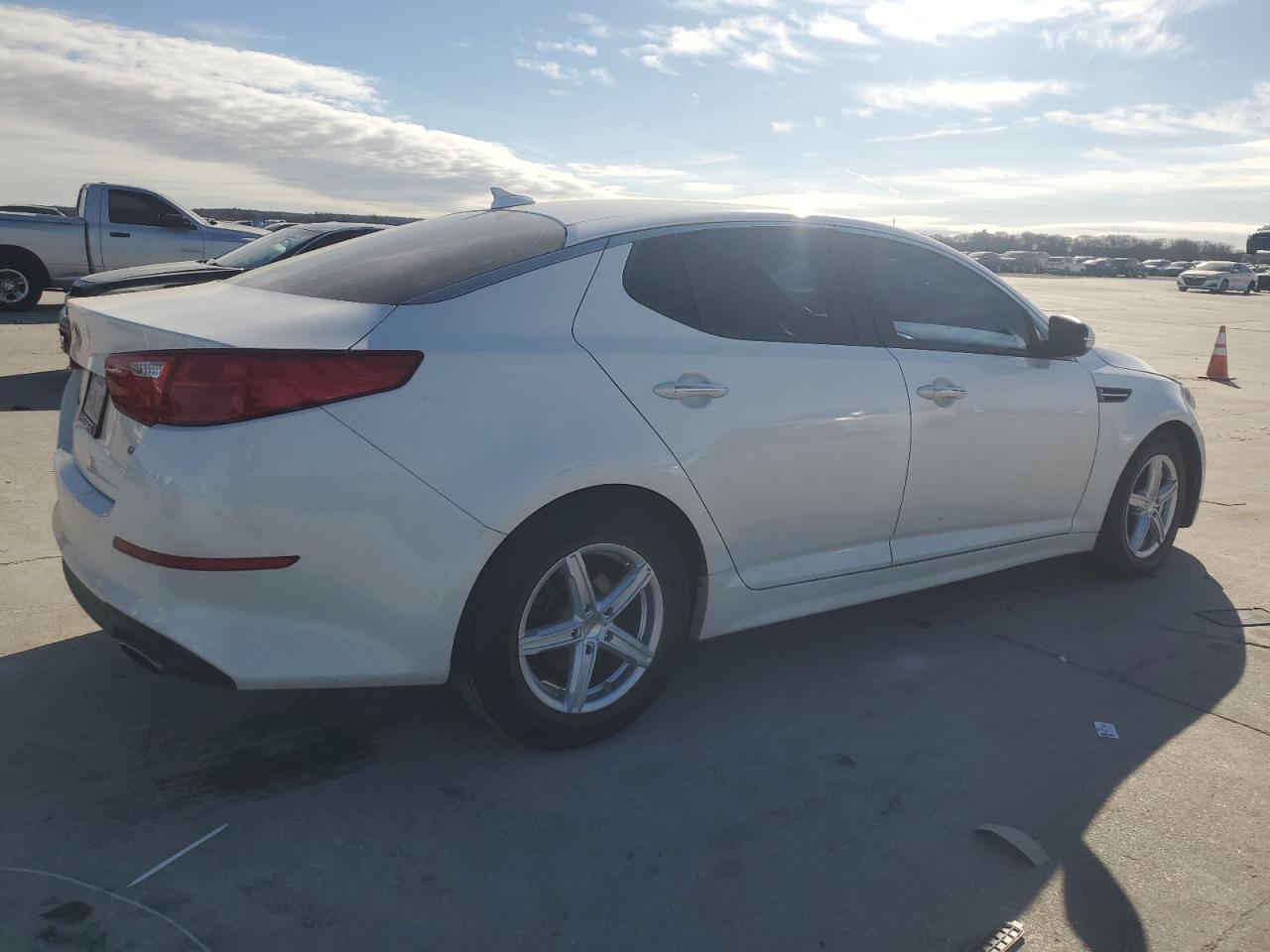 2015 KIA Optima VIN KNAGM4A72F5622470 Copart auction photo, front end damage thumbnail 3