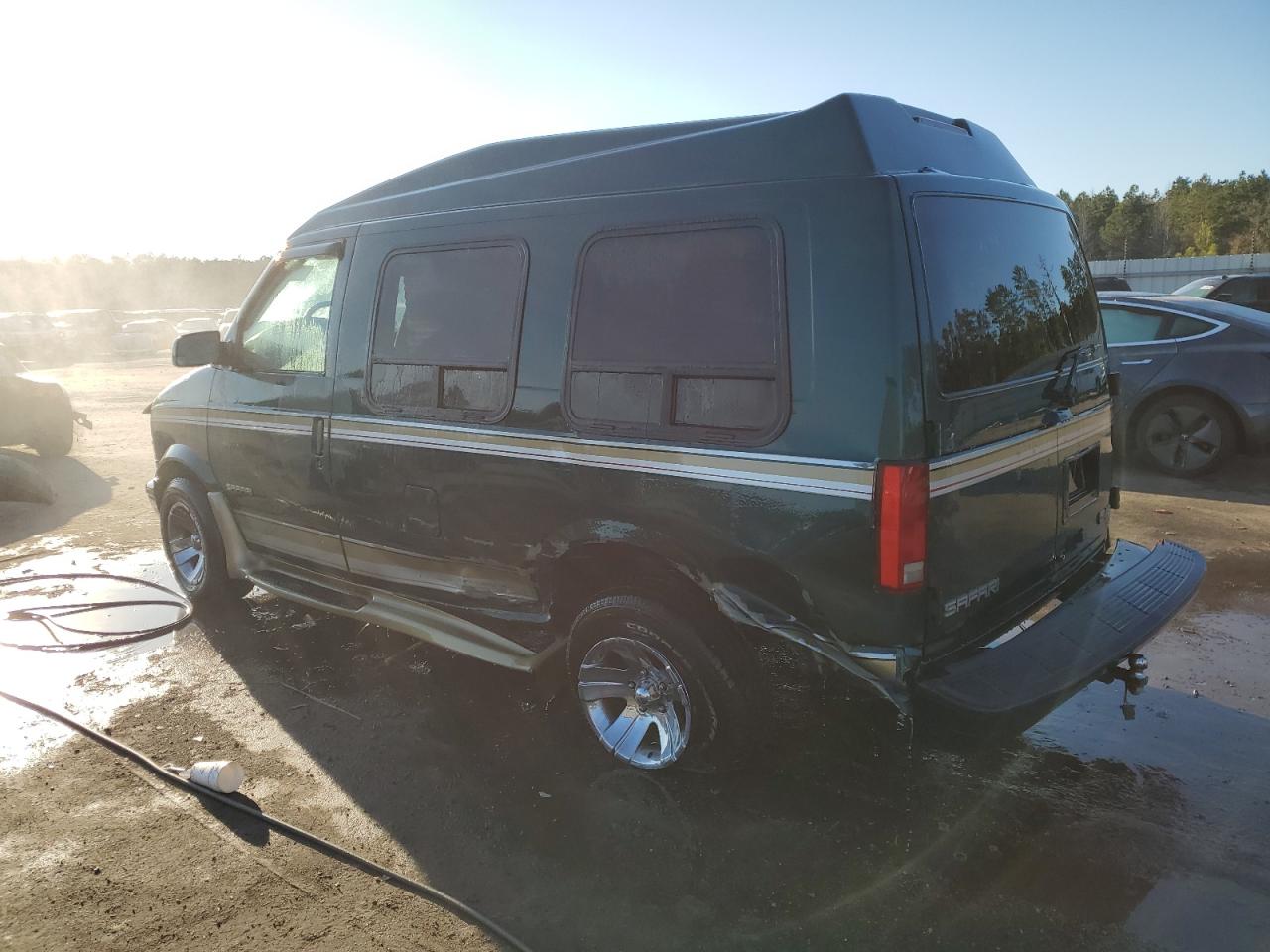 1998 GMC Safari VIN 1GDDM19W5WB503552 Copart auction photo, rear end / side damage thumbnail 2